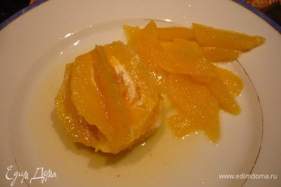 Филетируем наши апельсины, прорезая каждую дольку с двух сторон как можно ближе к пленке. При этом сок апельсинов сохраняем.