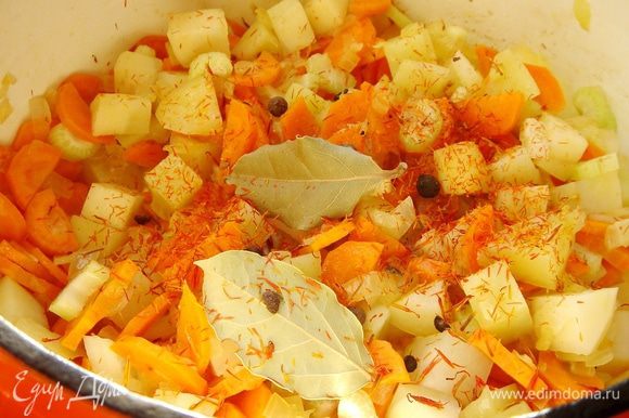 Лук, сельдерей и морковь нарезать и обжарить на растительном масле в толстостенной кастрюле.