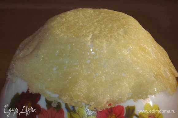 Как только сыр станет слегка золотистого цвета, осторожно снять сырный блин лопаткой и сразу поместить на перевернутый стакан ( у меня креманка),слегка прижать.