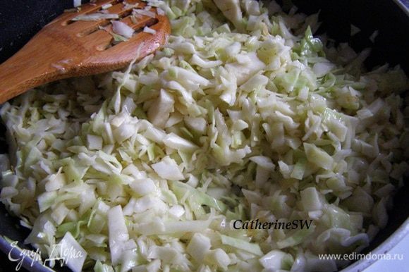 Белокочанную капусту порезать очень мелко. Сковороду разогреть. На смеси растительного масла и 10 г сливочного обжарить в течение 10 минут капусту, постоянно помешивая.