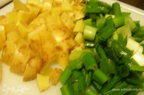 Зеленый лук и картофель мелко режем.
