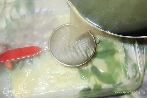 Бульон процедите, добавьте замоченный желатин. На дно формы вылейте немного бульона, поставьте в холод и дайте застыть.