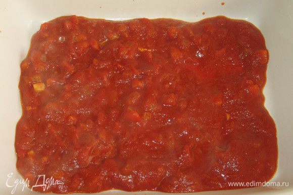 В форму для запекания выложить слой томатного соуса......