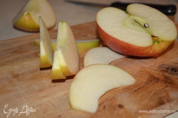 Яблоко или грушу режем на тоненькие ломтики