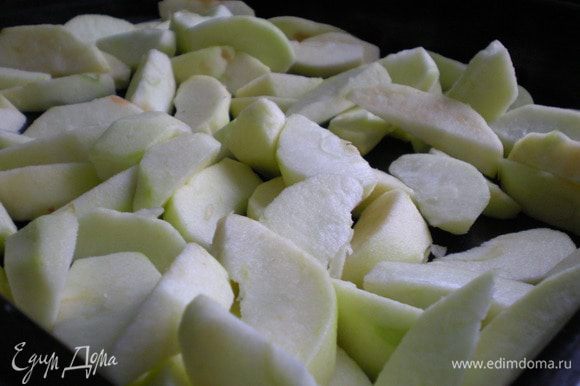 Яблоки моем, очищает от кожуры и режем небольшими кусочки, выкладываем на второй противень. Отправляем лук и яблоки для карамелизации в духовку на 15 минут.