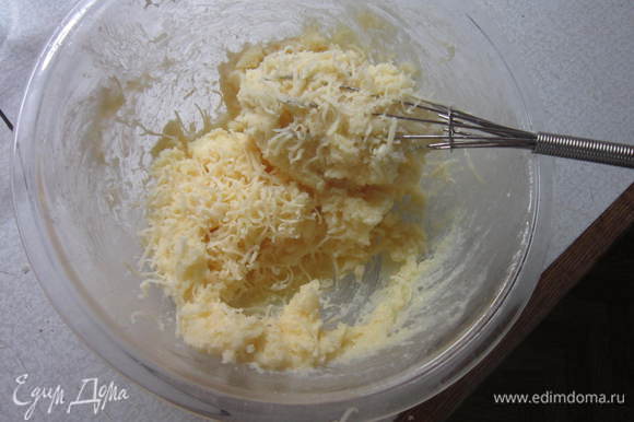 Масло растопили до мягкой консистенции (не жидкой) Добавили сахар и сыр. Взбили до воздушного состояния.