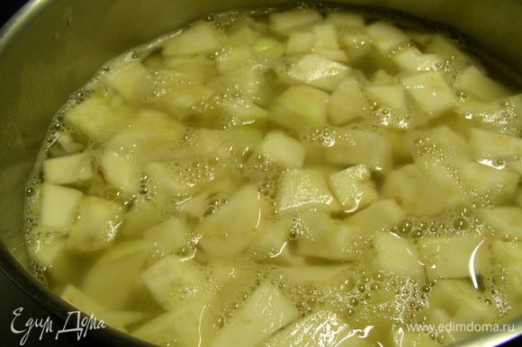 Добавляем бульон, доводим до кипения, затем уменьшаем огонь и готовим минут 15. После этого добавляем сливки и готовим еще 10 минут. Превращаем суп в пюре.