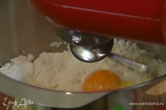 Приготовить тесто: 300 г муки перемешать в комбайне насадкой для теста вместе с семолиной и 1/2 ч. ложки морской соли, затем, не выключая комбайна, по одному ввести яйца и желтки.
