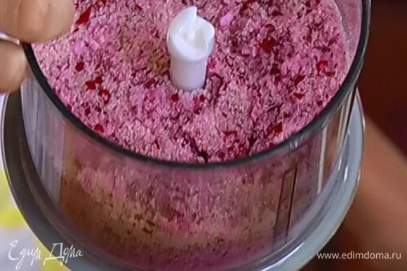 Лепестки роз вместе с сахаром измельчить в блендере или порубить ножом.