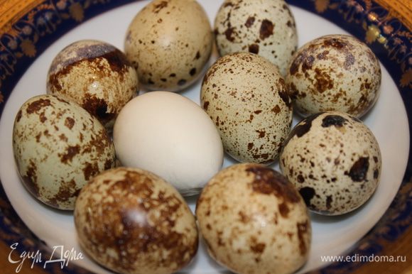 Отварить перепелиные яйца и очистить их