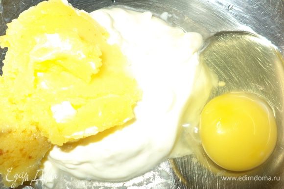 Из сметаны,куриного жира,яйца и муки замесить сдобное пресное тесто. Я сделала его накануне.