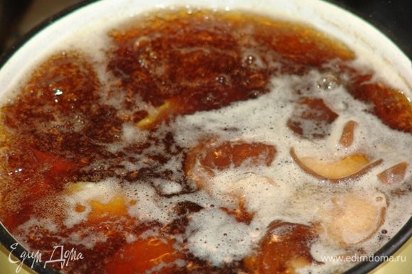 Влить в кастрюлю бульон и соевый соус, довести до кипения. Положить шиитаке и проварить пару минут, добавить кусочки рыбы и креветки, варить 3 мин, добавить обжаренную лапшу и проварить еще минутку.