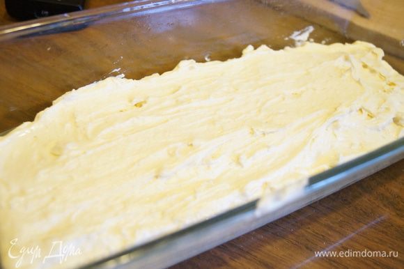 Переложить тесто в форму смазанную маслом и поставить в разогретую до 170 градусов духовку на 1 час