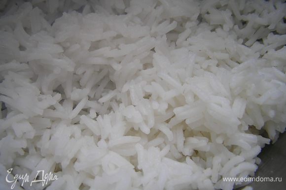 Рис отварить с добавлением лимонного сока (чтобы не слипался), в конце варки добавить соль, воду слить, остудить рис.