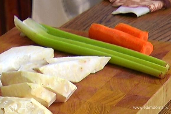 Корень сельдерея, репчатый лук и морковь почистить и нарезать маленькими кубиками.