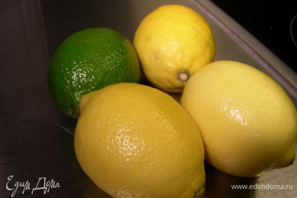 Из лимонов выжимаем сок. Трем цедру 1/2 лайма.