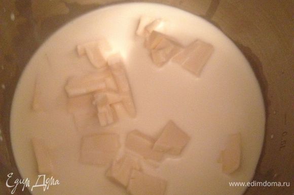 готовим соус: сырок порезать на мелкие кубики, положить в сливки