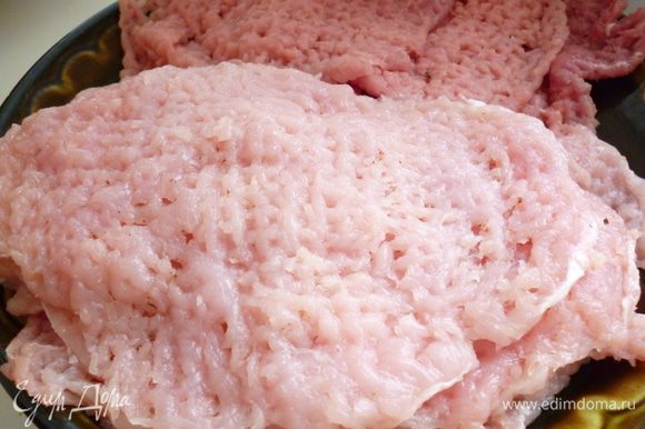 Мясо нарезать как для отбивных, толщиной 1-1,5 см,хорошо отбить с двух сторон,слегка посолить и поперчить.