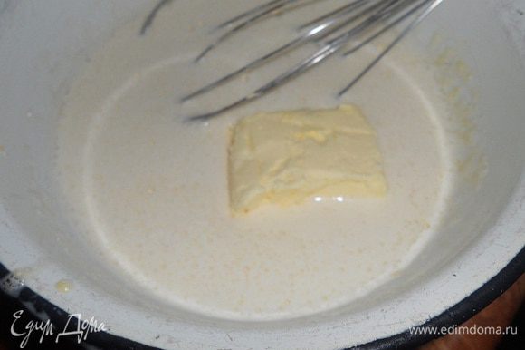 Отдельно отлить пару ложек яичной смеси и добавить муку,растереть до однородности, влить в желтковую массу, добавить молоко.Добавить сливочное масло(30 г.) и поставить на водяную баню.