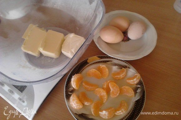 Очистить мандарины и оставить их на 1 час подсыхать, масло и яйца вынуть из холодильника, что б они приобрели комнатную температуру. Сухофрукты вымыть и замочить в коньяке. На сковороде обжарить мандарины в 20 г слив. масла с 1 ст. л. сахара. Выложить дольки на тарелку, вместо них на сковороде прогреть сухофрукты пока коньяк не выпарится. Всё остудить.