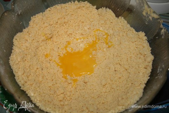 Делаем тесто: смешать просеянную муку с сахаром, добавить сливочное масло и растереть в крошку.