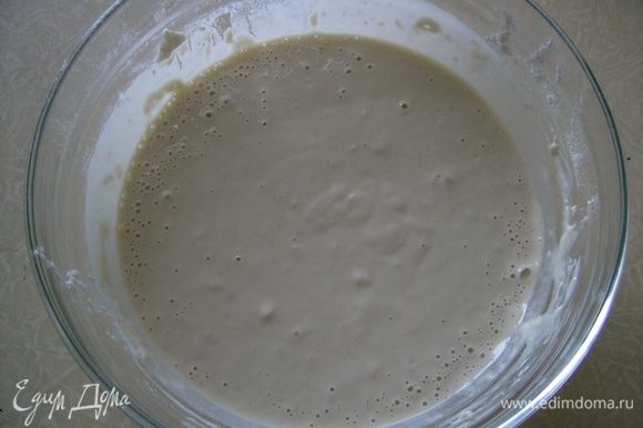 Готовим тесто: Вскипятите молоко, остудите до комнатной температуры. В отдельной миске замесите тесто из теплого молока, воды, соли и сухих дрожжей, добавьте 1 стакан просеянной муки и поставьте в теплое место.