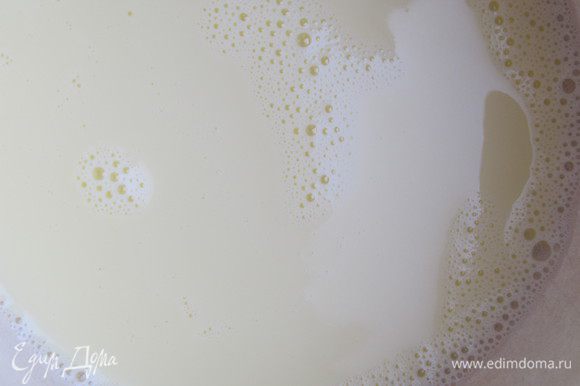 Приготовить крем. Желток смешать с молоком,процедить через сито. Добавить сахар и ванильный сахар.