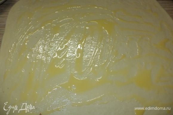 разделим тесто пополам,раскатаем 2-3 мм смажем сливочным маслом