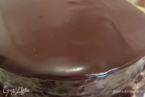 Шоколадная глазурь сама распределится по тортику. Поставить в холодильник на минут 15-20.
