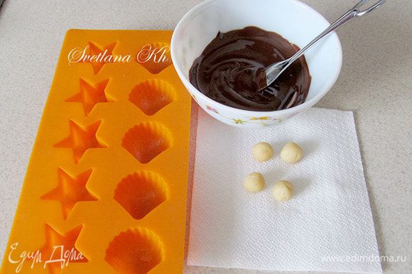 Готовим "сюрприз". Шоколад растопить. Из кусочка марципана скатать маленькие шарики. В форму для конфет выложить немного шоколада, подморозить.