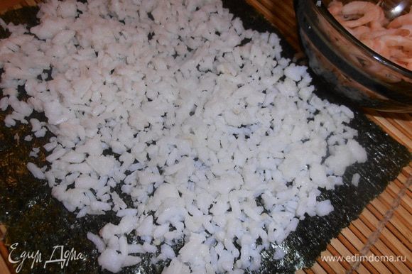 Прижимаем рукой слой риса примерно в 05 см,не заполняя край.