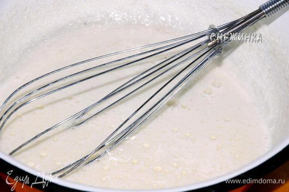 В миску, в которой будет тесто, разбиваем яйцо, добавляем сахар и хорошо растираем, взбиваем венчиком до пышной пены.