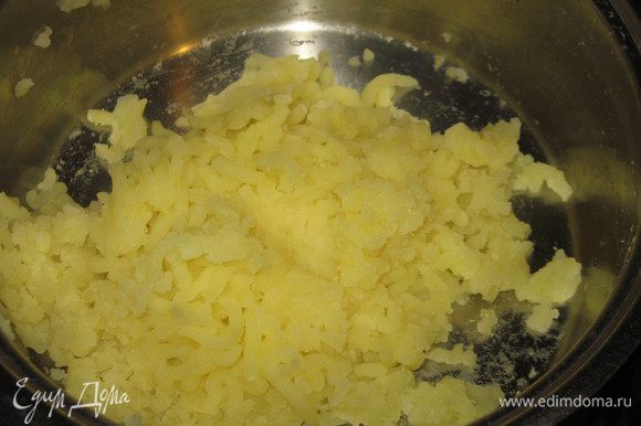 Отварить картофель в подсоленной воде и пюрировать .