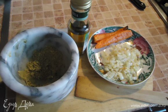 Обжарить репчатый лук в отдельной сковороде, запечь морковку в духовке. Растолочь в ступке фисташки.