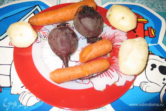 Нужно отварить картофель, морковь и яйца. Отваренные продукты остудить и почистить.