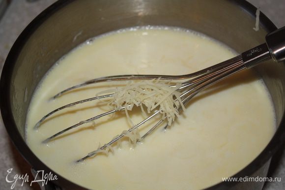 Солим, перчим и добавляем сыр, перемешиваем, пока сыр не расплавится.