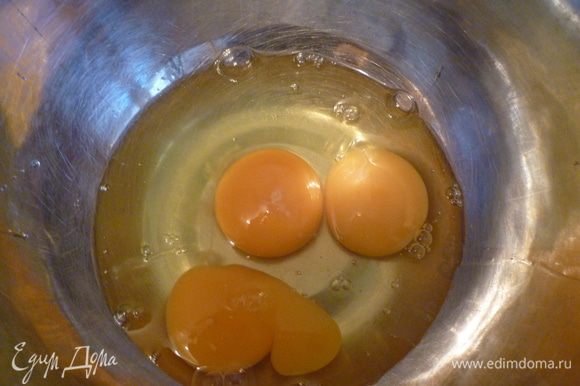 В другой посуде взбить хорошо яйца.