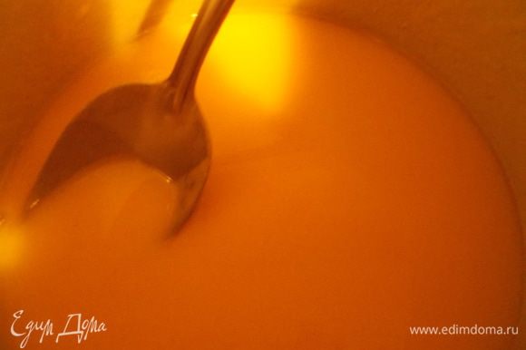В чистую кастрюлю выливаем лимонный и апельсиновый сок ,и добавляем в него кукурузный крахмал. Смешиваем до однородной массы.