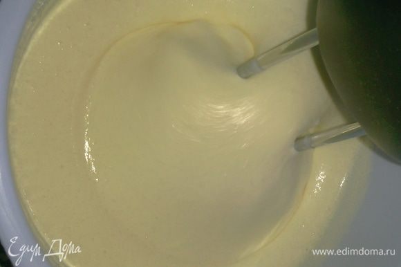 В яйца постепенно всыпать сахар и хорошо взбить, добавить в тесто.