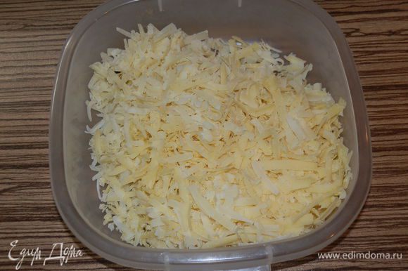 Параллельно, пока жарится лук и пекутся гренки, натираем сыр.