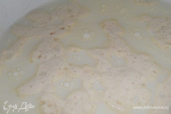 В миску налить теплое молоко, добавить соль, сахар, растительное масло и опару (когда она запузырится), перемешать.