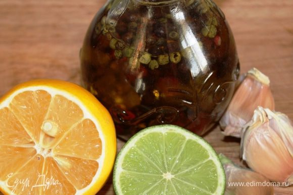 Для чесночной заправки соединить сок и цедру лимона и лайма, добавить оливковое масло и чеснок, соль и перец.