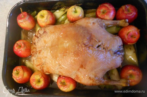 За 35-40 мин до окончания жарки поместить все яблоки в противень и вернуть его в духовку.