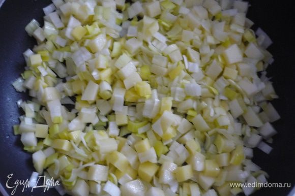 В сковороде разогреть оливковое масло (50 мл) и обжарить картофель, лук и чеснок 5-7 минут. Добавить соль, перец, 75 мл воды и тушить под крышкой 15 минут.