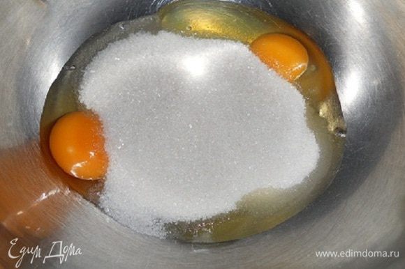 Тем временем варим заварной крем. Для начала берем яйца (3 шт.) и вбиваем в мисочку, добавляем сахар (100 г) и ванильный сахар и хорошо перетираем.
