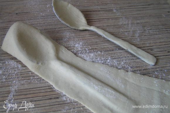 Слоеное тесто раскатать (можно использовать обрезки), ложку положить под тесто, придавить, обозначая контур и акуратно вырезать.