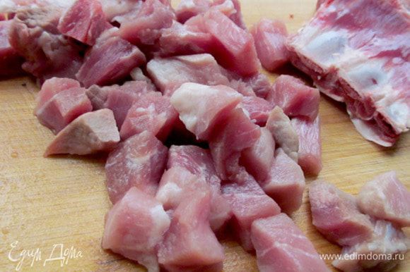 Мясо нарезать удобными для вас кусочками. Для жареной домлямы не обязательно брать жирное мясо, как для обычной.Сгодится и постное - говядина, свинина, баранина (классика), пойдет и курица, и индейка.