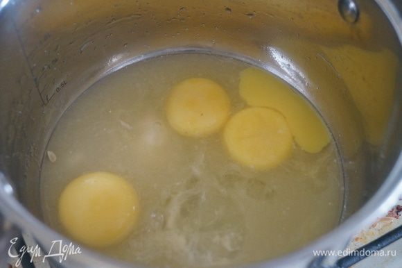 Для лимонного крема: смешать желтки, яйцо, сахар, крахмал и лимонный сок, поставить на огонь варить. Варим до загустения и снимаем с огня, даем немного остыть