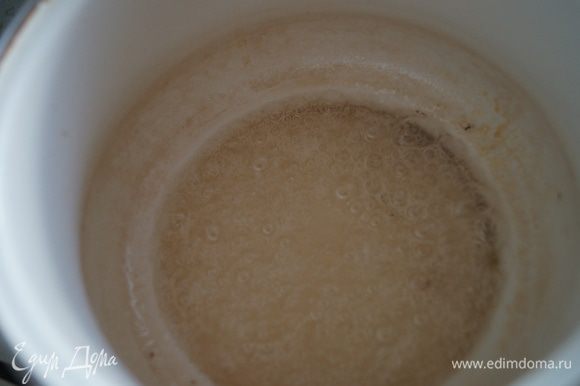 Для крема: Заливаем сахар водой и увариваем до карамельного цвета, на среднем огне (минут 20 - 30)