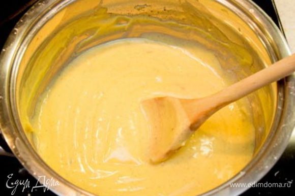 Заварной ванильный крем (Crème pâtissière à la vanilla): Ванильный стручок разрежьте вдоль напополам и достаньте семена. И стручок и семена сложите в кастрюльку, залейте молоком. Доведите все до кипения на среднем огне. Взбейте желтки, сахар и кукурузный крахмал. Тоненькой струйкой влейте немного горячего молока, продолжая взбивать. Когда смесь станет однородной, перелейте все обратно в кастрюлю. Поставьте на медленный огонь и доведите до кипения, постоянно помешивая деревянной ложкой или венчиком. Продолжайте мешать еще 3-5 минут до загустения. Снимите с огня, протрите крем через сито (стручок ванили останется в сите). Введите по частям сливочное масло, размешивая до однородности. Остудите на водяной бане, непрерывно мешая крем, чтобы на нем не образовалась пленочка. Убрать в емкости с крышкой в холодильник до использования.